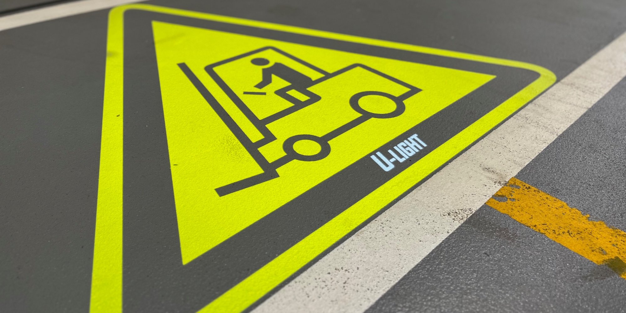 Triangle lumineux jaune avertissant du passage de chariots élévateurs