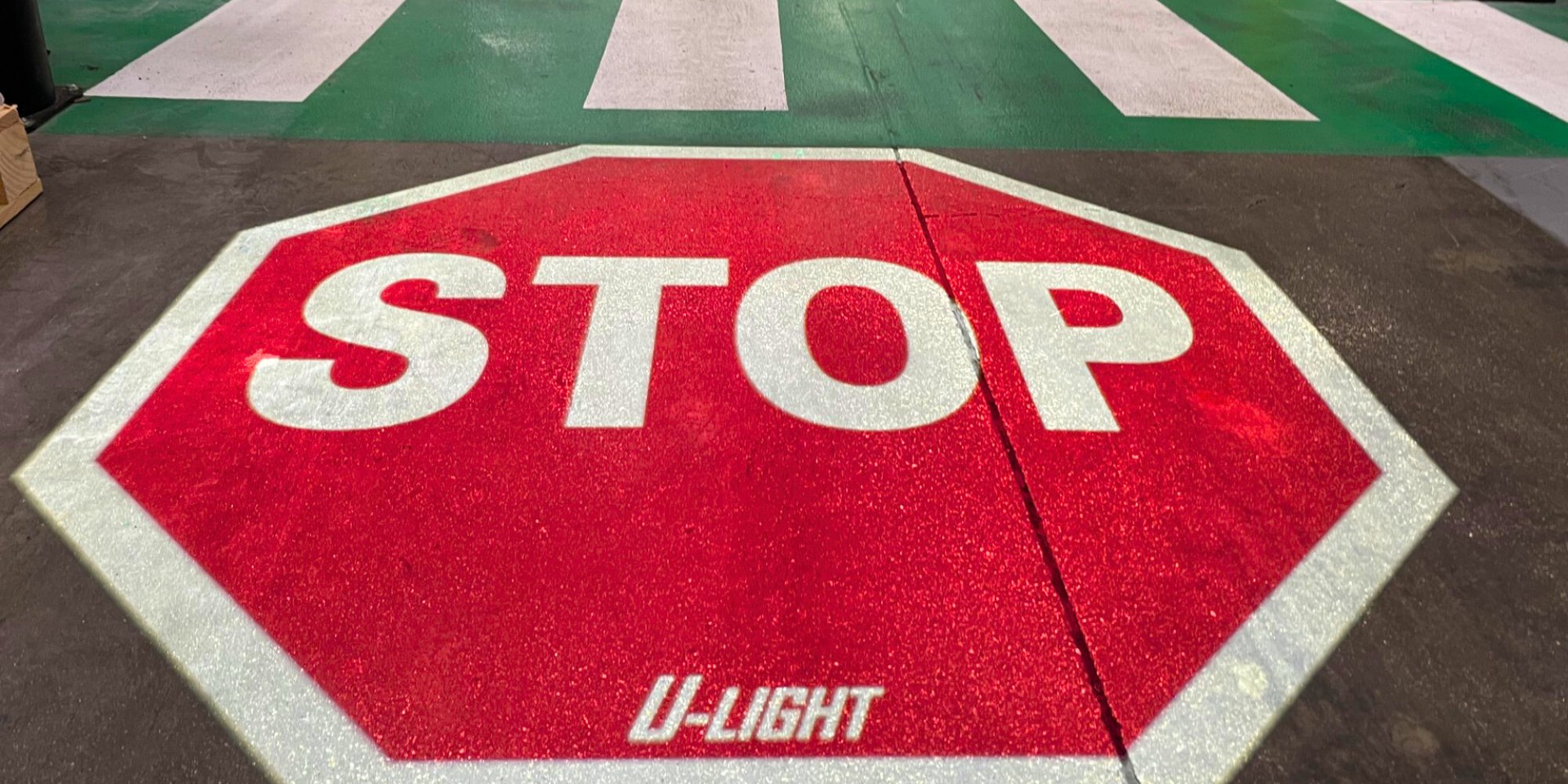 Signalétique au sol dans un entrepôt industriel