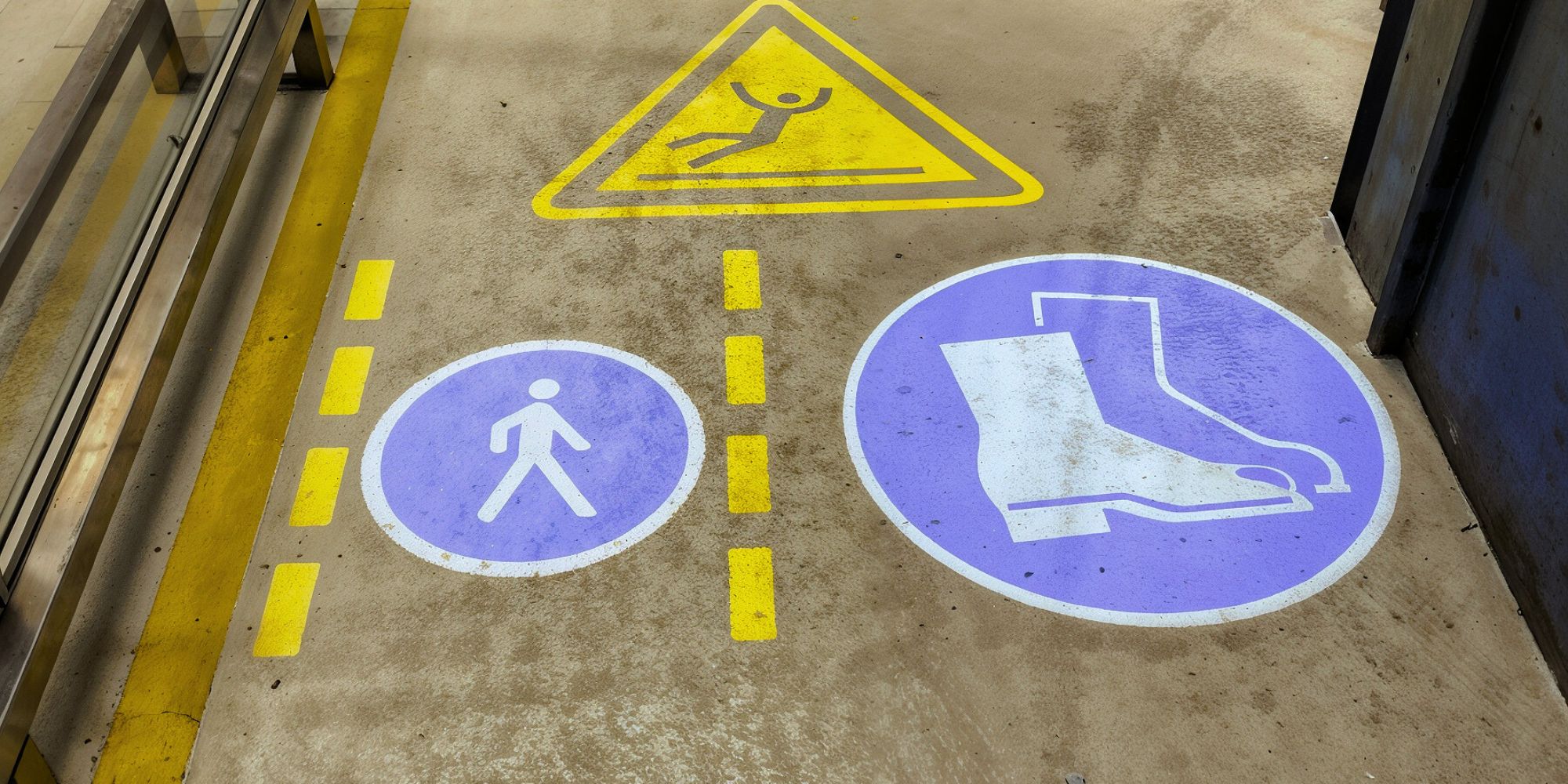 Signalétique lumineuse dédiée aux piétons et aux engins dans un entrepôt