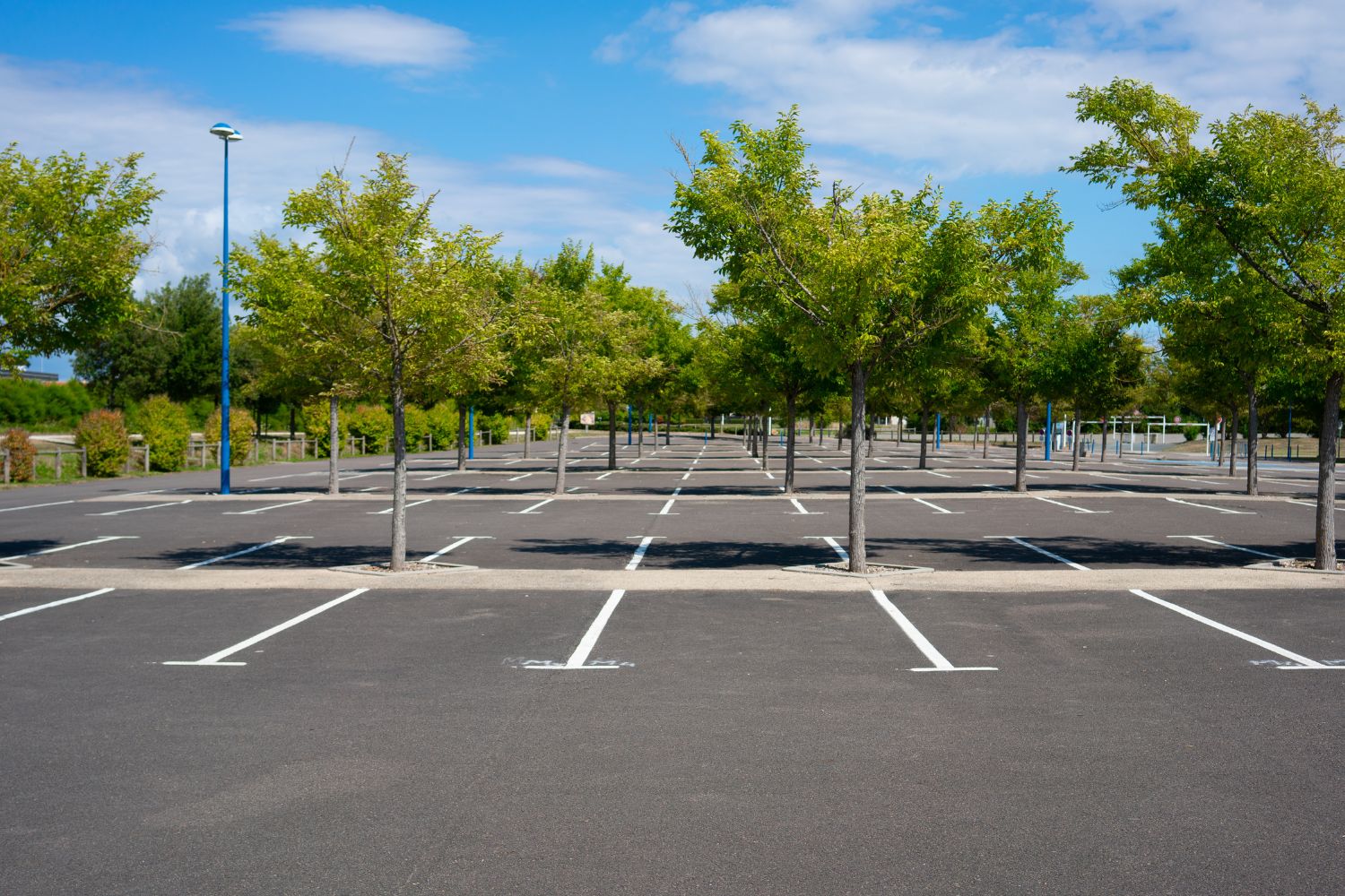 Marquage au sol parking : sécurité, lisibilité et efficacité des espaces de stationnement